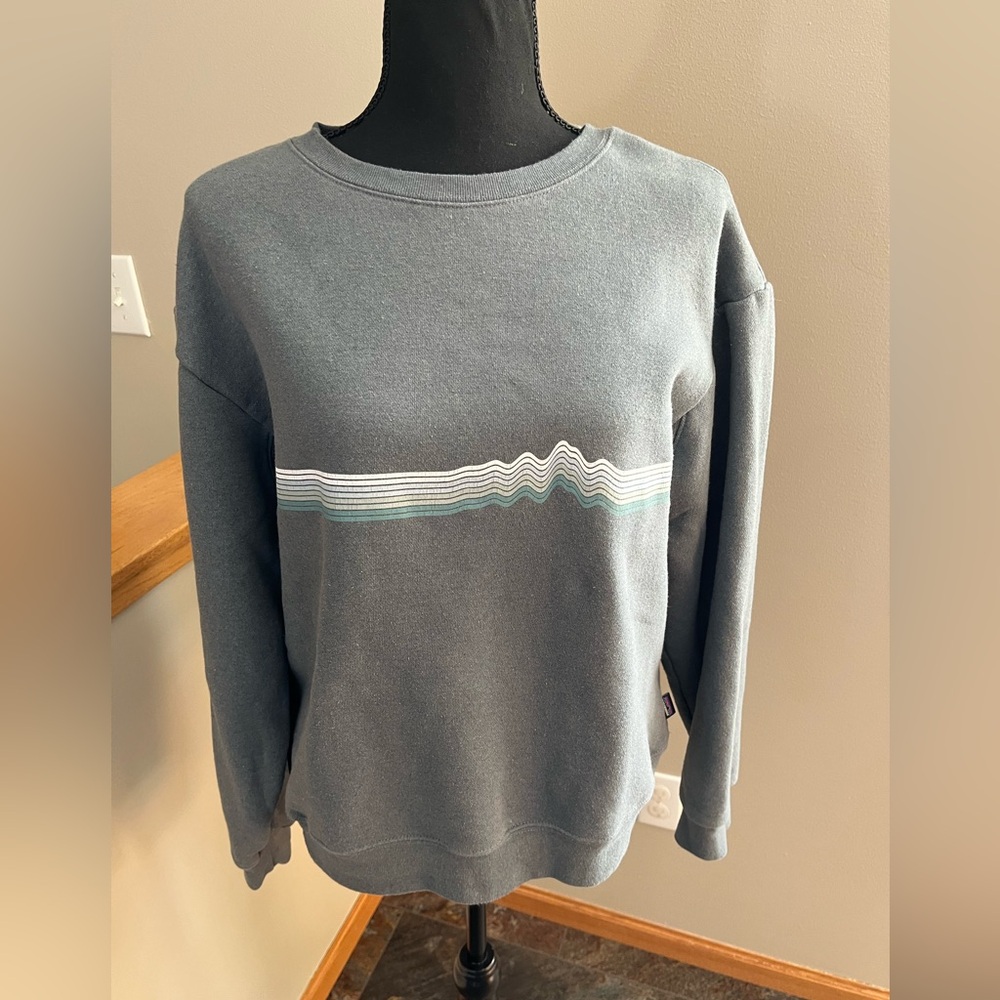 Patagonia women’s classic gray uprisal pull over crew neck sweatshirt.  Medium.